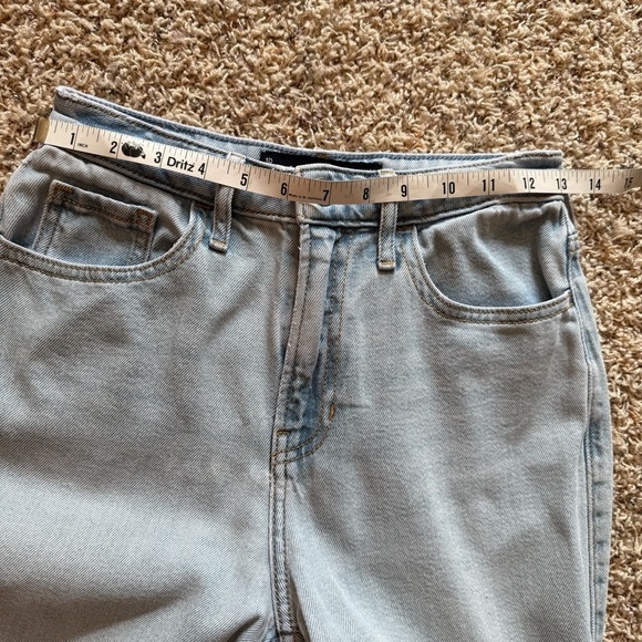 Hollister Ultra High Rise Vintage Straight Jean Light Wash size 1R, 25 x 27 - Picture 7 of 9